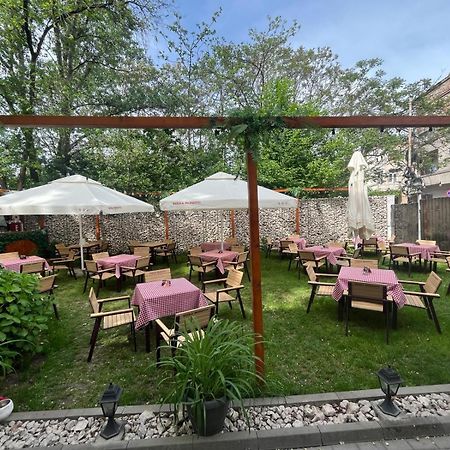 House Of Tourists Garden And More Bukarest Eksteriør billede